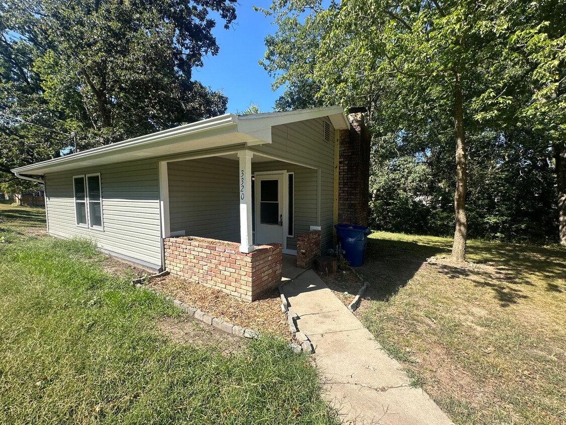 Foto principal - Very Clean 3 BD / 1 BA Single Family Home ...