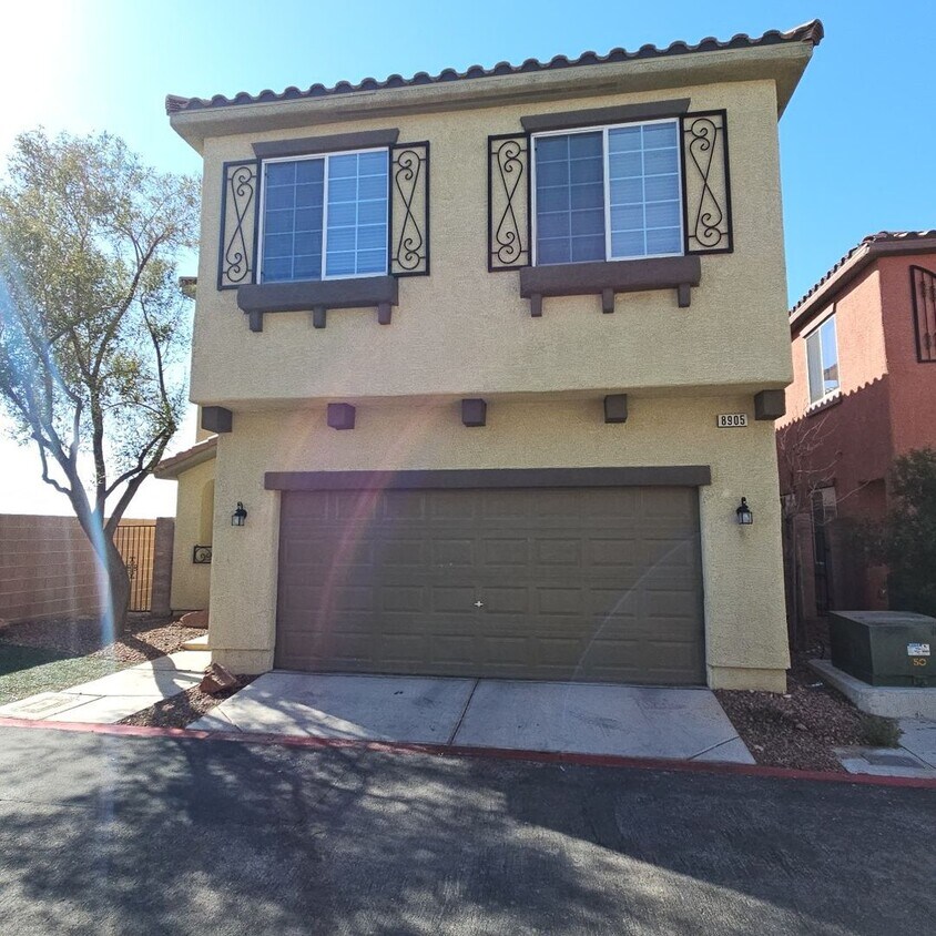 Building Photo - Spacious Home in Gated Community!