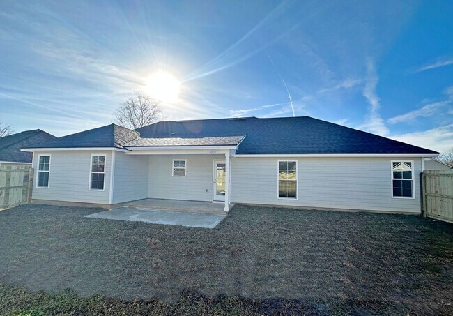 Foto del edificio - Stunning 4-Bedroom Home with Open Floor Plan & Fenced Backyard!