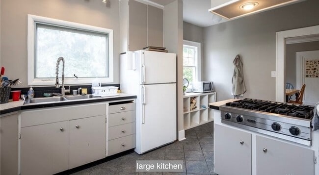 spacious kitchen - 631 N Garden St