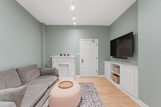 Building Photo - 431 W Oakdale Ave