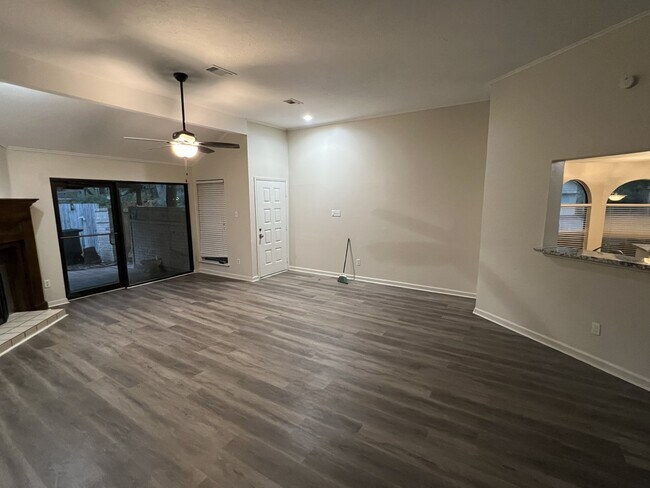 Foto del edificio - 1635 Ainsdale Dr