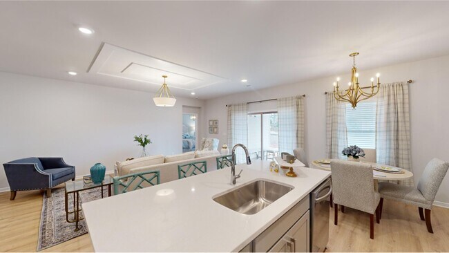 La isla central tiene una línea de visión abierta hacia la Gran Sala y la cafetería. - 15580 Ruthie Lynn Dr