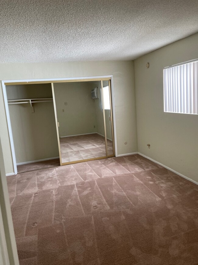 Building Photo - Jordan Tropicana Apartments