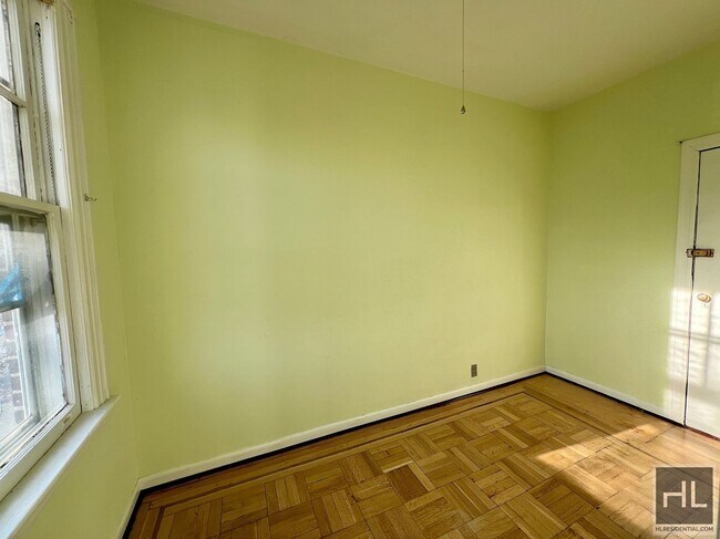 Foto del edificio - 3.5BR 2BA Massive Townhouse w/ Sunroom & Optional Private Parking In Maspeth