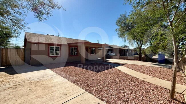 Foto del edificio - 3027 W Coronado Rd