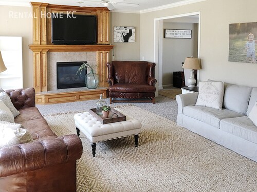 Foto del edificio - Large 2-Story w/finished basement + fence ...