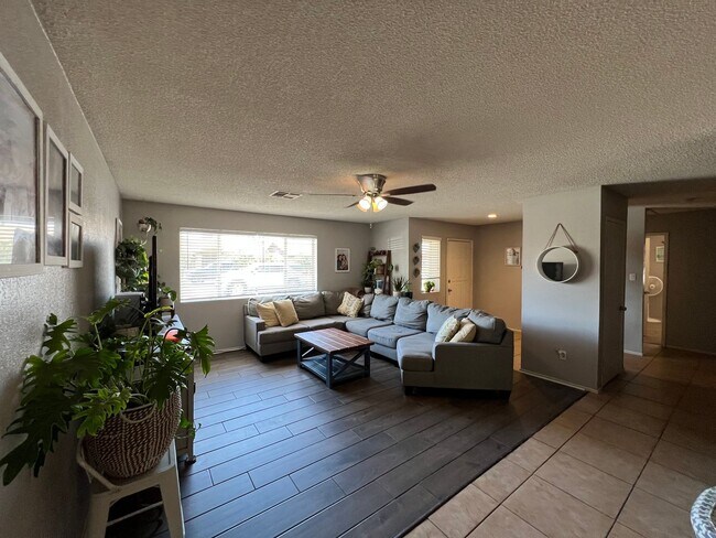 Foto del edificio - 4 BEDROOM HOME CLOSE TO SCHOOLS!