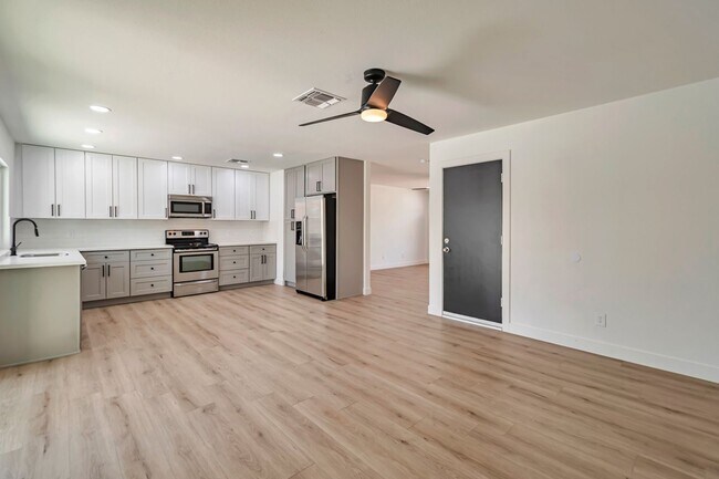 Foto del edificio - 3 Bedroom 2 Bath with Pool!