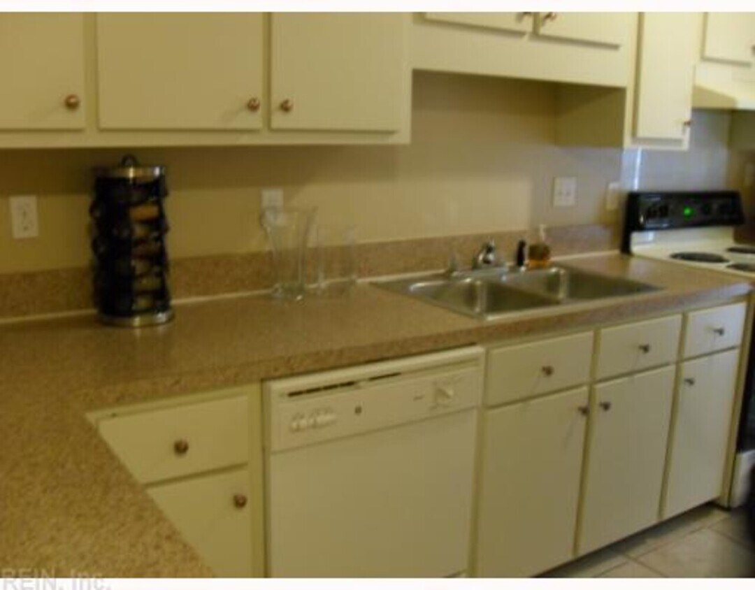 Building Photo - 8530 Tidewater Dr #308