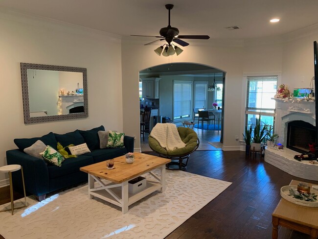 Building Photo - Beautiful Tiburon 3 bed/2 bath Home
