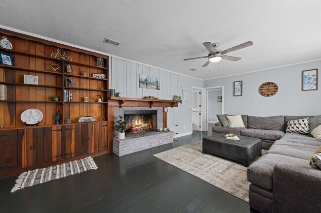 Foto del edificio - Spacious 3BR Pool Home with Solar Panels & Great Entertaining Space