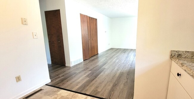 Building Photo - 2 BR Duplex in Convenient Neighborhood - PET FRIENDLY