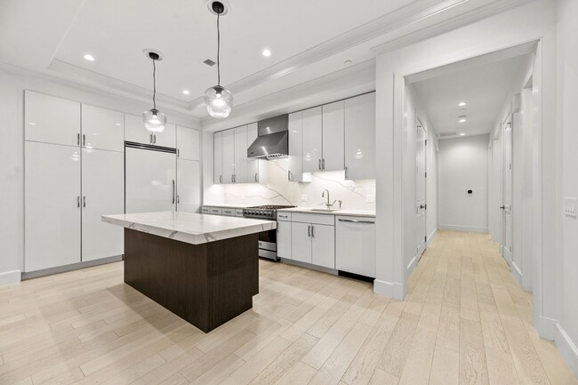 Building Photo - Elegant 2BR Boutique Condo in Dupont Circle