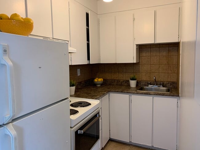 Building Photo - 1300 Boul De La Cote-Vertu