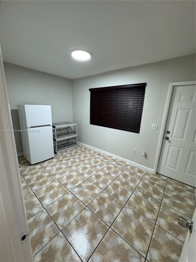 Foto del edificio - 17325 Homestead Ave