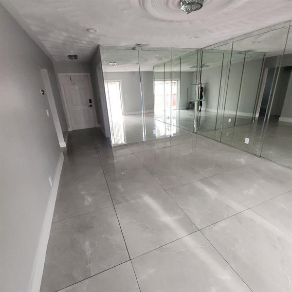 Foto del edificio - 308 SW 76th Terrace