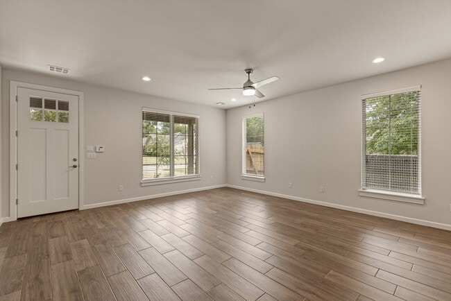Foto del edificio - 319 W Commercial St