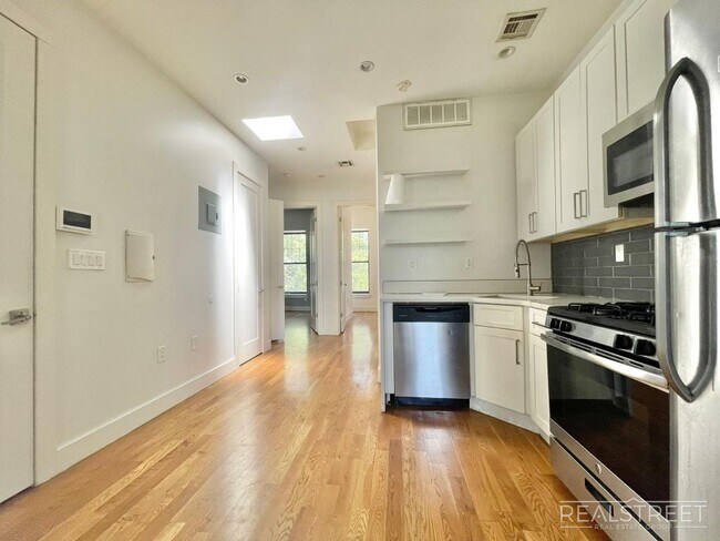 Building Photo - Stunning 3 bed 1.5 Bath w. Balcony in Bedstuy!
