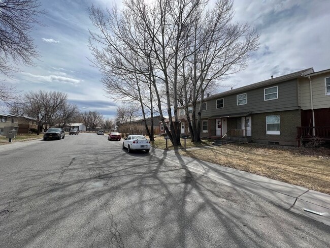 Building Photo - Very Nice 2-3 Bedroom, 1.5 Bath Townhome With 2 Car Garage