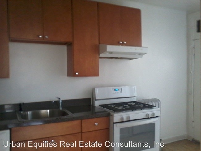 Building Photo - 4655 S Lake Park Ave