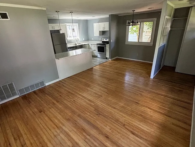 Building Photo - 305 Hunt Dr