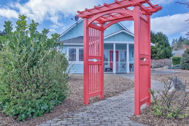 Building Photo - Beautiful Furnished Cottage Moments from Front Street in Coupeville!