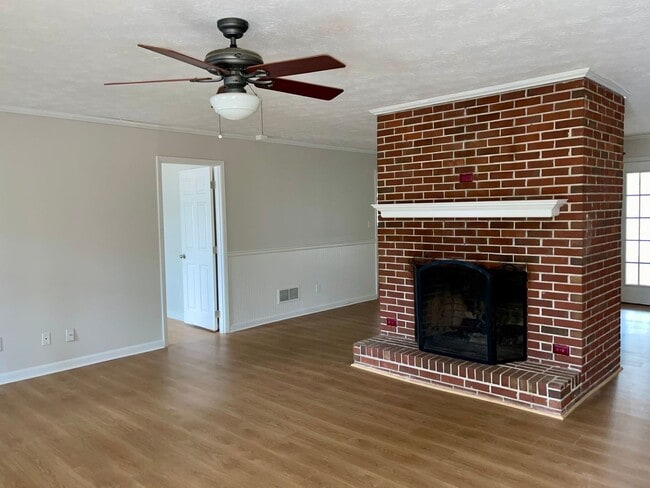 Foto del edificio - Spacious Updated 3 Bed/2 Bath Situated on a Private Lot!