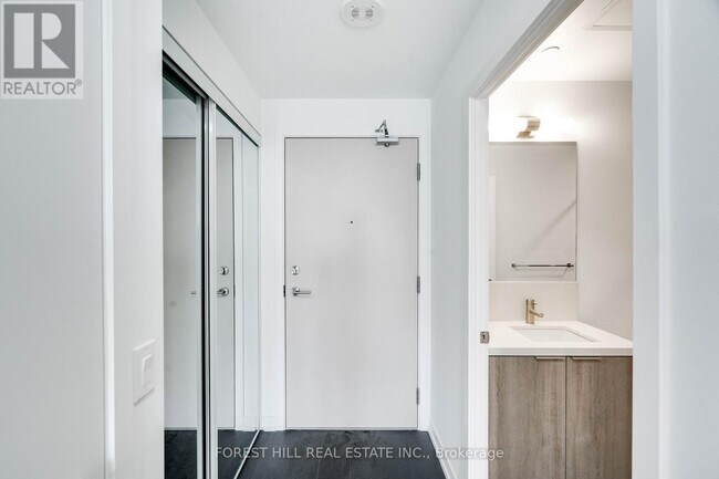 Photo du bâtiment - 2020 Bathurst St