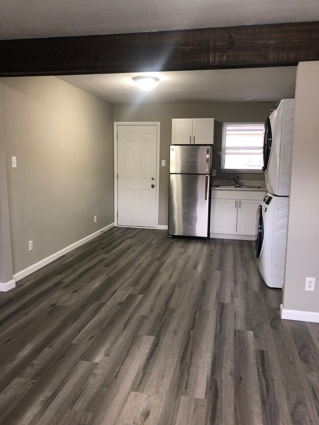Building Photo - Beautifully Renovated Two Bedroom Apartmen...