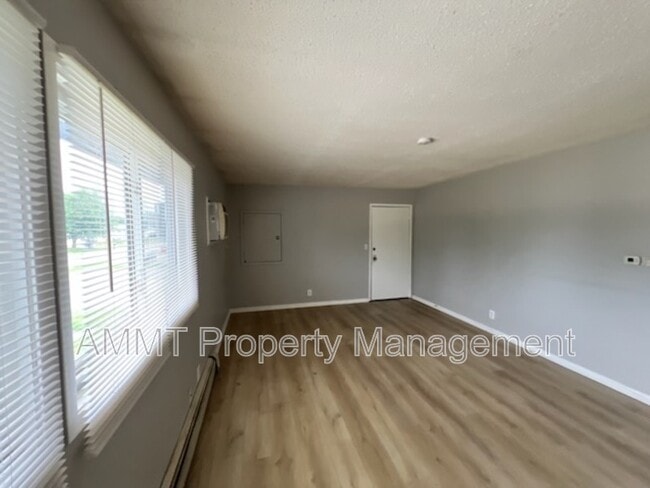 Foto del edificio - 325 Clymer Rd