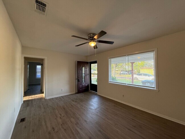 Foto del edificio - Charming 4-Bed Home — Freshly Rehabbed AVAILABLE NOW!