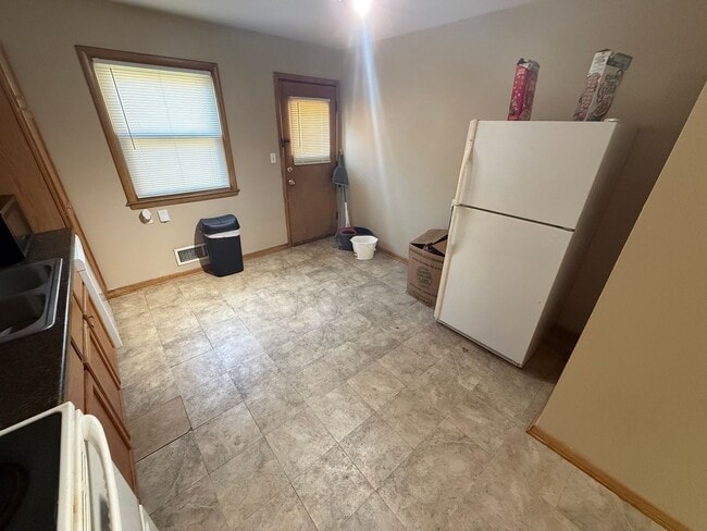 Building Photo - 5295 N Mohawk Ave