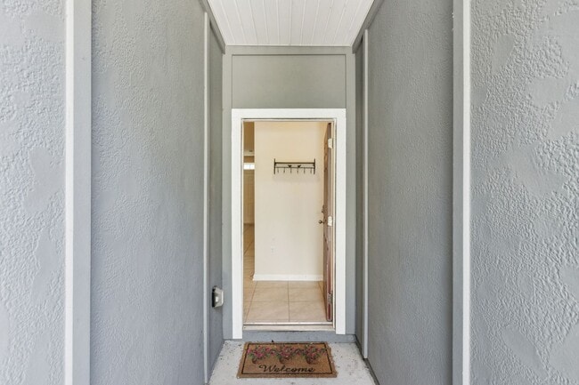Building Photo - Nearly New 2BR/2.5BA Townhome – Great Loca...