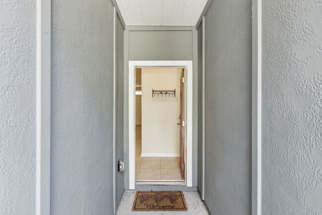 Foto del edificio - Nearly New 2BR/2.5BA Townhome – Great Loca...