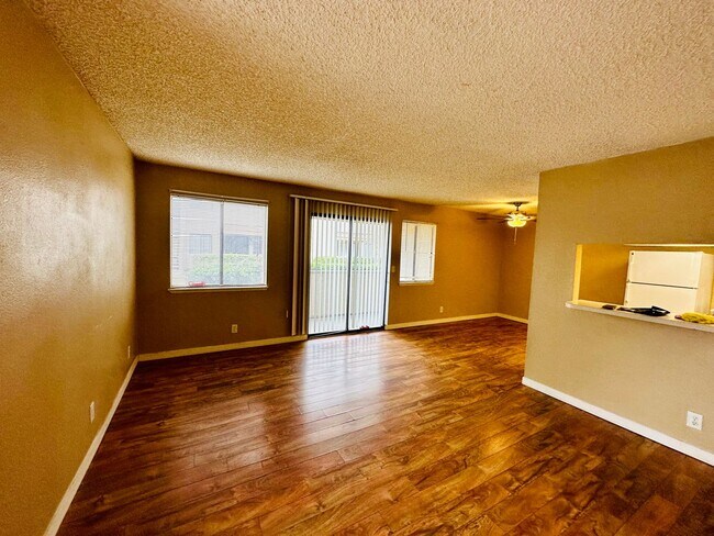 Foto del edificio - Downstairs Corner 2-Bedroom Condo in Centr...
