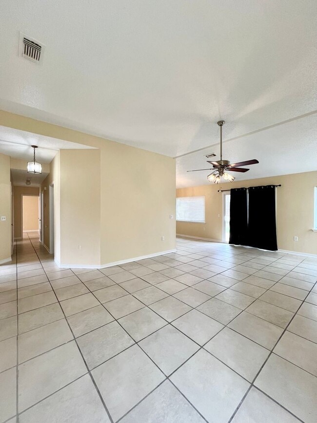 Building Photo - Live Oak 3 bedroom / 2 bathroom home in Qu...