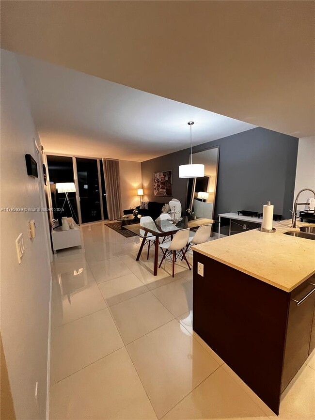 Foto del edificio - 475 Brickell Ave