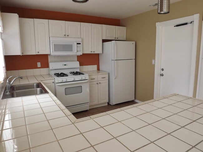 Building Photo - Beautiful 3 bed 2 bath home with a Huge Ba...
