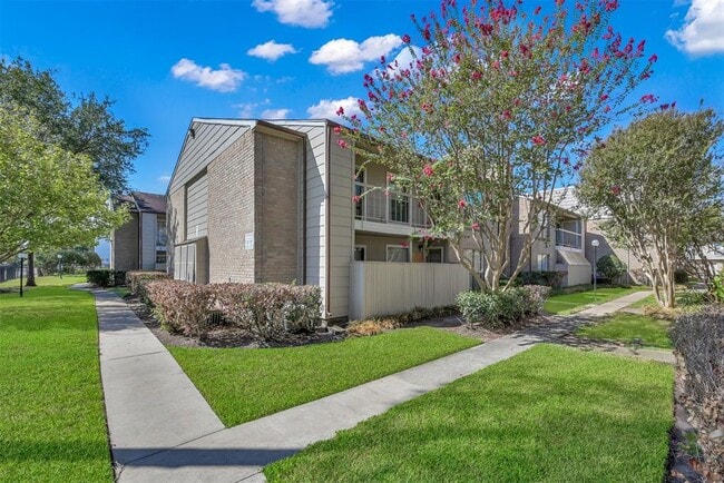Building Photo - 2120 Wilcrest Dr