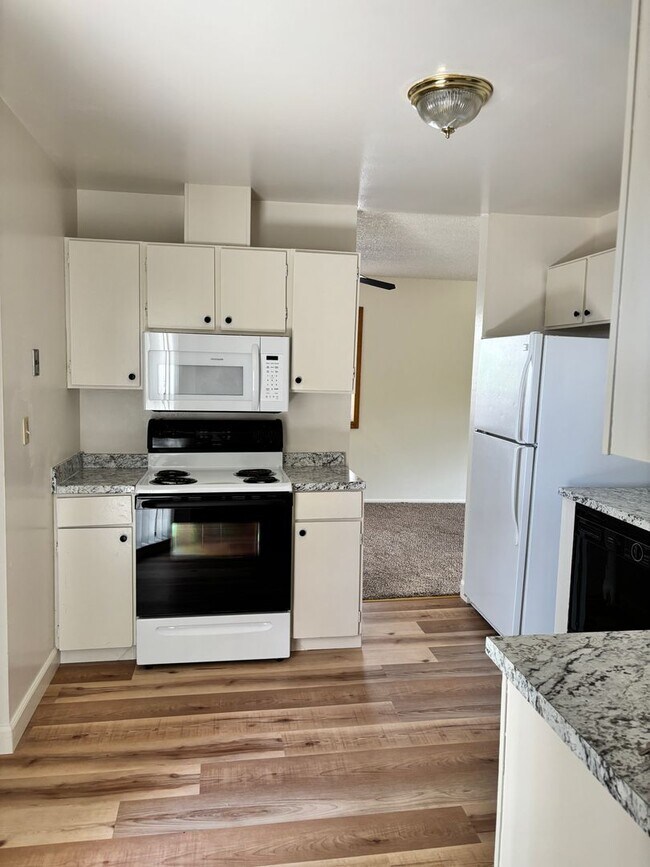 Building Photo - AVAILABLE IMMEDIATELY - LARGE 3 BED/2 BATH...