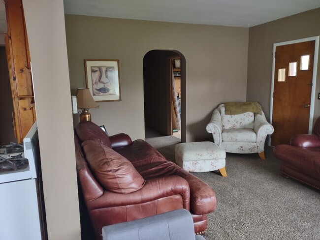 comes semi furnished - 18945 195th Ave