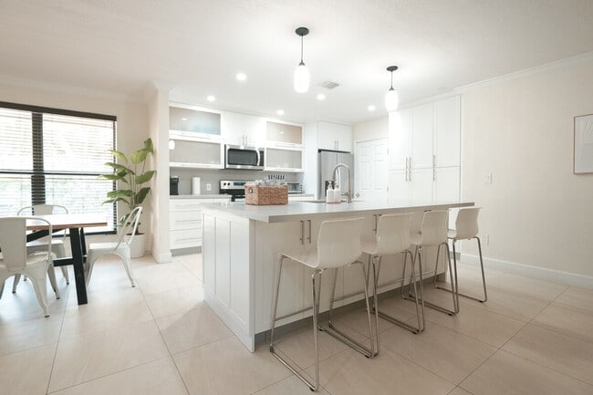 Building Photo - 1015 NE 89th St