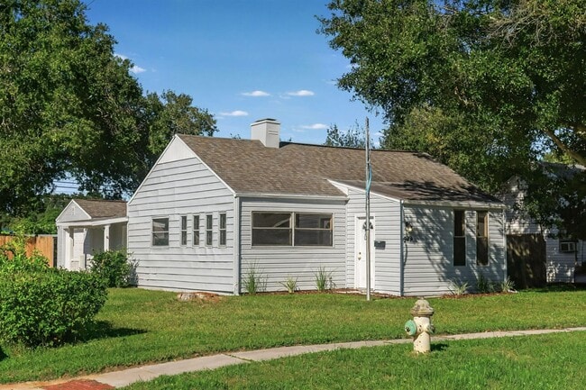Building Photo - 1/2 OFF 3 Bedroom, 1 Bathroom Home for Ren...