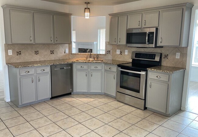 Foto del edificio - PRICE REDUCTION & AVAILABLE NOW!