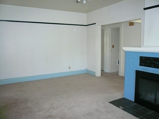 Spacious Living Room - 1690 Patterson St