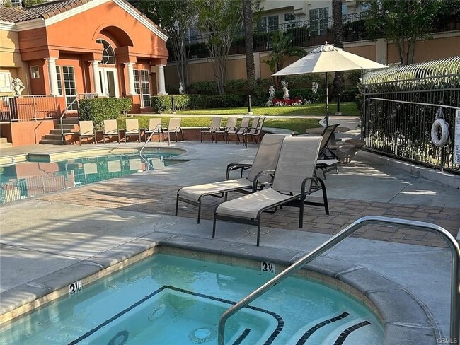 Building Photo - 1020 S San Marino Way