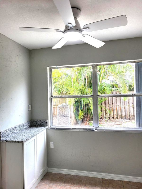 Building Photo - 1068 Barclay Dr