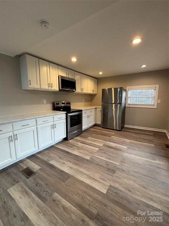 Foto del edificio - 242 John C Rd