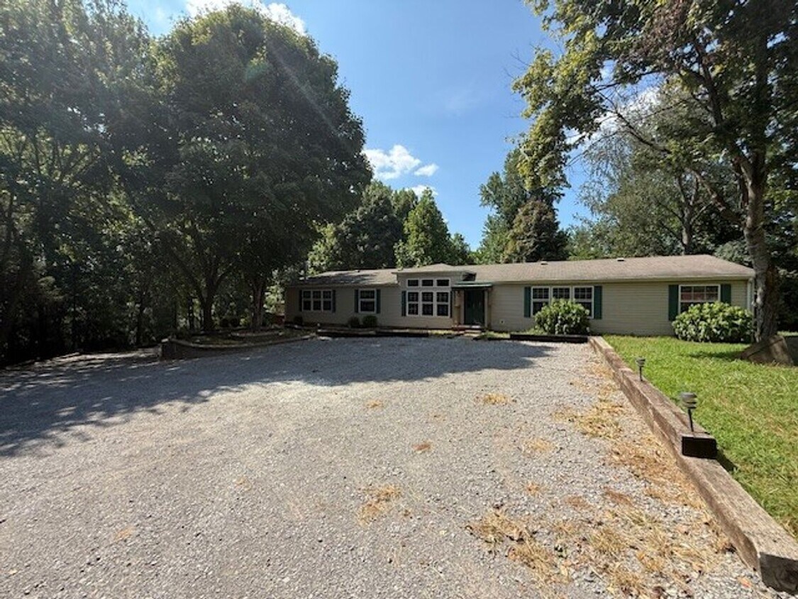 Foto principal - Available Now Spacious 3 Bedroom Home on P...